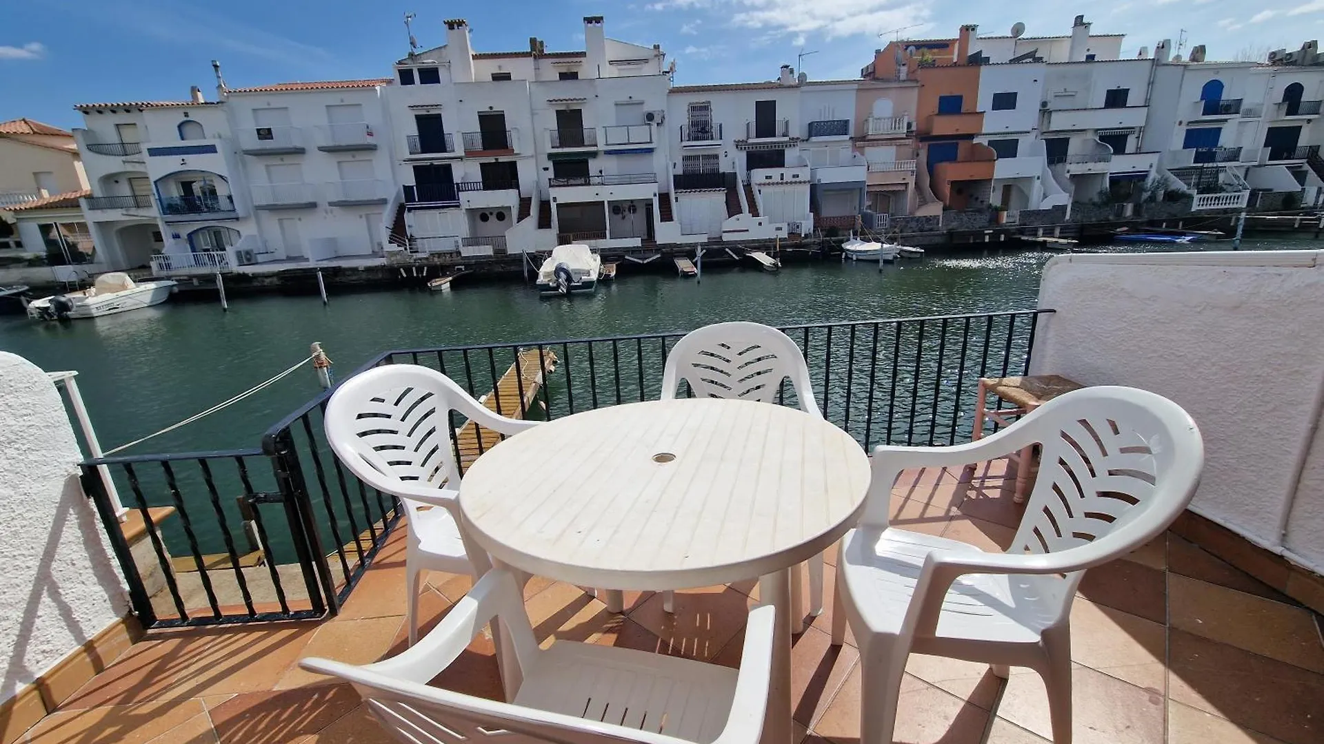 Villa Emporion contacts